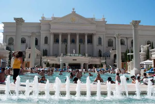 TOP des meilleures piscines à Las Vegas pour nager… ou pas ! 6 Piscine Caesars Palace Las Vegas
